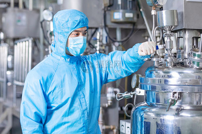 化工廠工人檢查機器運行高清圖片下載-正版圖片501648080