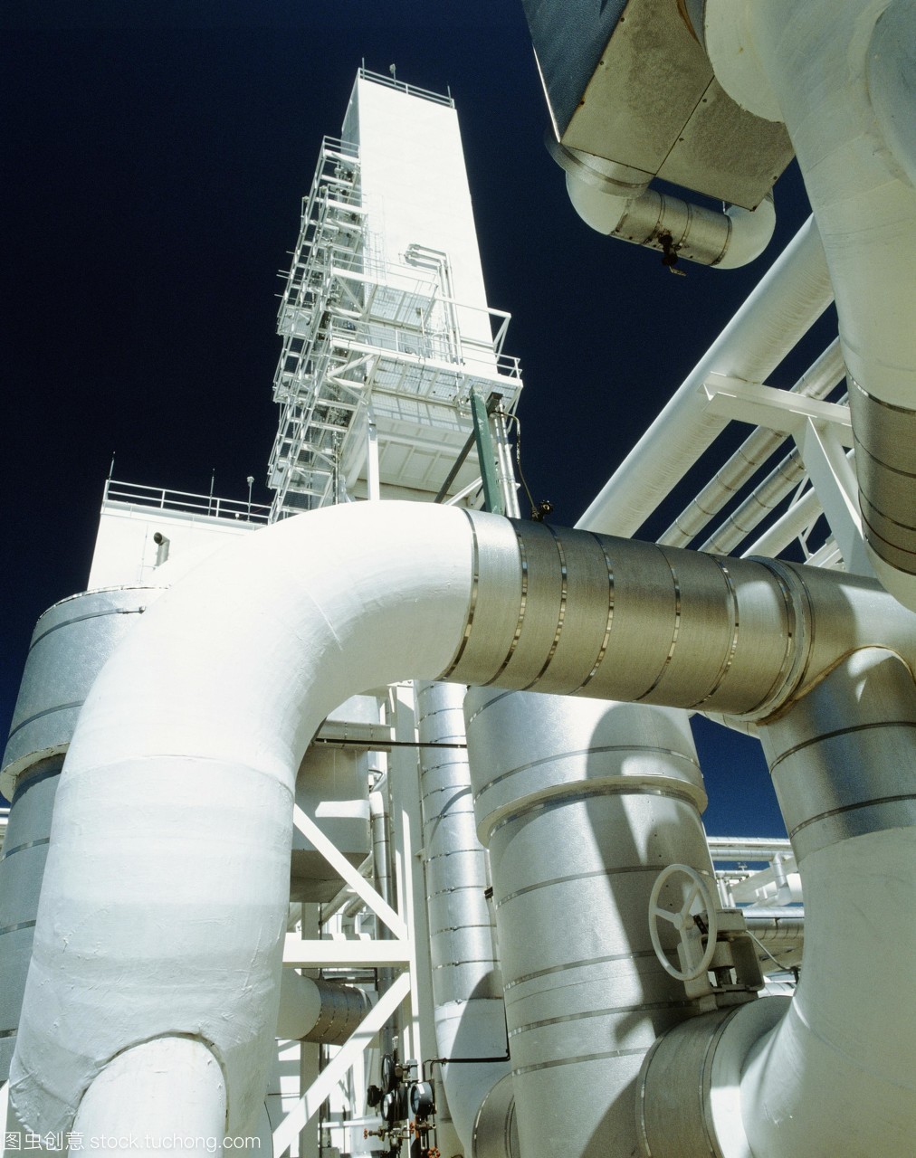 化學(xué)工業(yè)&ldquo;氧氣&rdquo;。在英國氧氣公司boc化工廠的一個塔的外部視圖和一個管道矩陣。